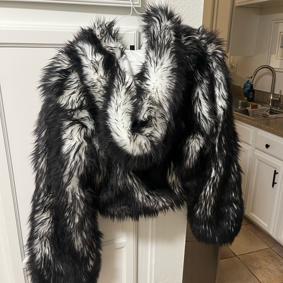 J. Valentine ICONIC Black and White Faux Fur Jacket with Zipper and Hoodie - Picture 6 of 9